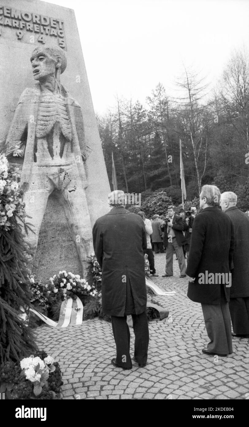 Die Hommage an die von den Nazis am Karfreitag 1945 ermordeten Menschen war auch eine Demonstration gegen den Neonazismus im Rombergpark am 04.04.1980 in Dortmund Stockfoto