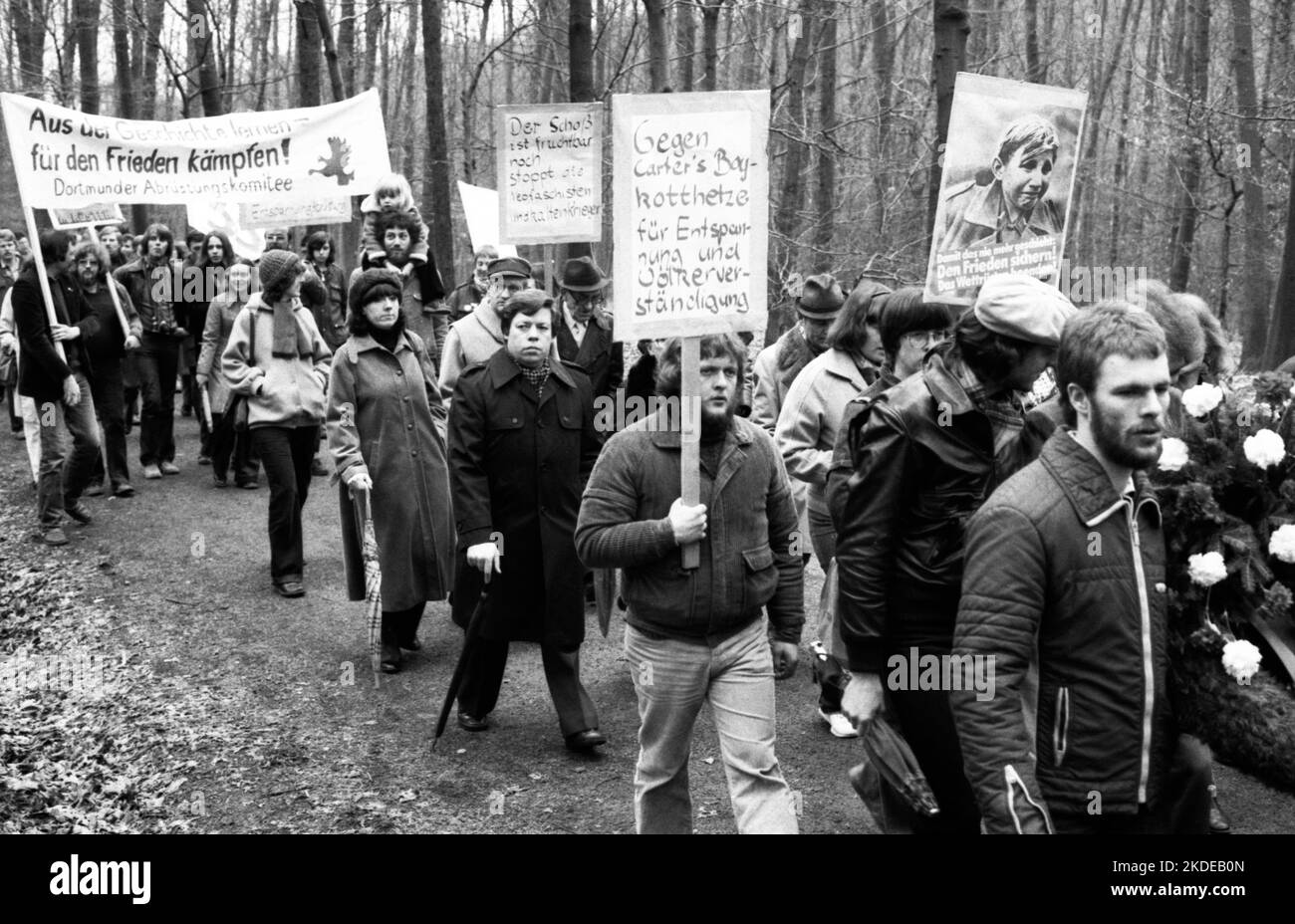 Die Hommage an die von den Nazis am Karfreitag 1945 ermordeten Menschen war auch eine Demonstration gegen den Neonazismus im Rombergpark am 04.04.1980 in Dortmund Stockfoto