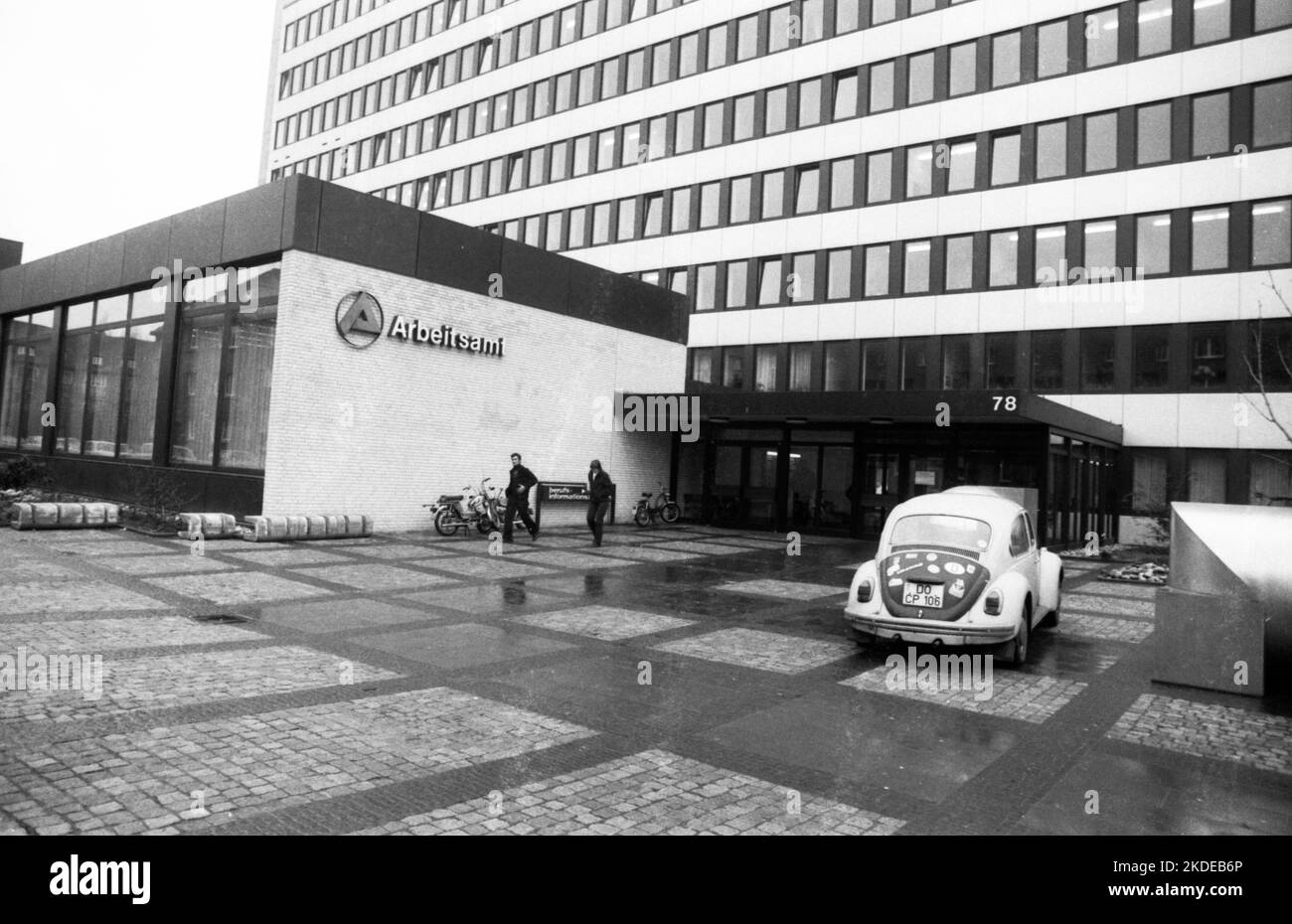 Am 23. Januar 1980 war eine große Schar von Arbeitslosen im Jobcenter in Dortmund. Arbeitsamt von außerhalb, Deutschland Stockfoto