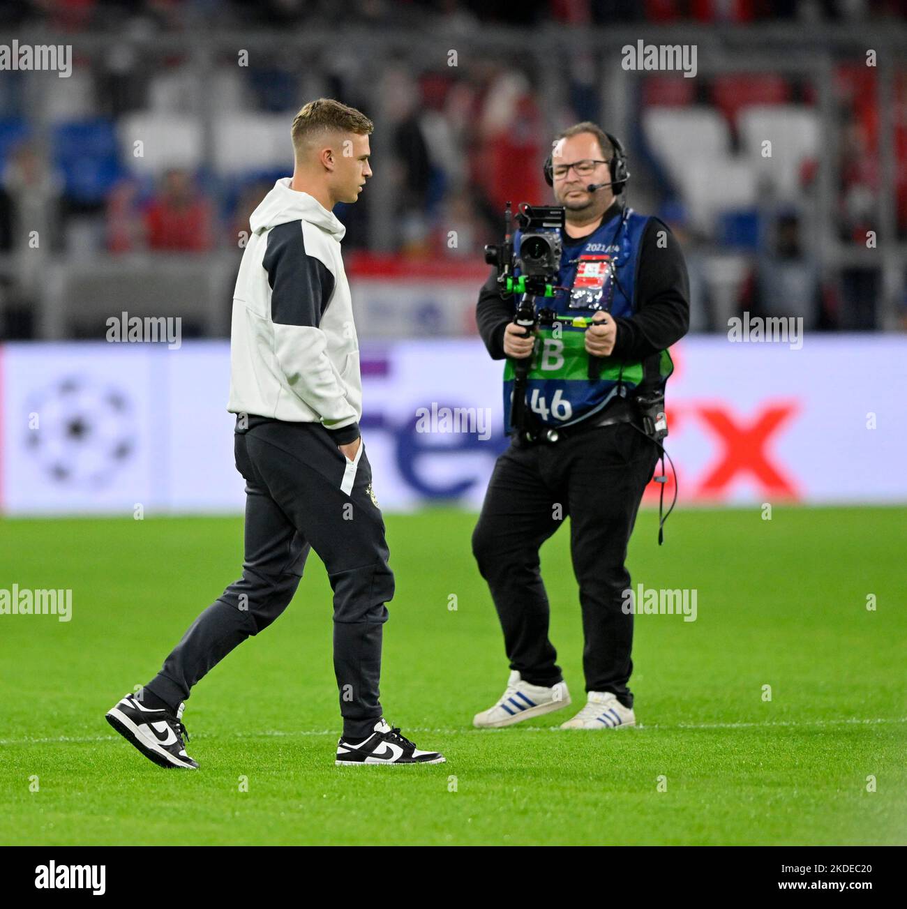 TV-Kamera beobachtet Joshua Kimmich FC Bayern München FCB (06) beim Pitch vor dem Spiel, Champions League, Allianz Arena, München, Bayern Stockfoto