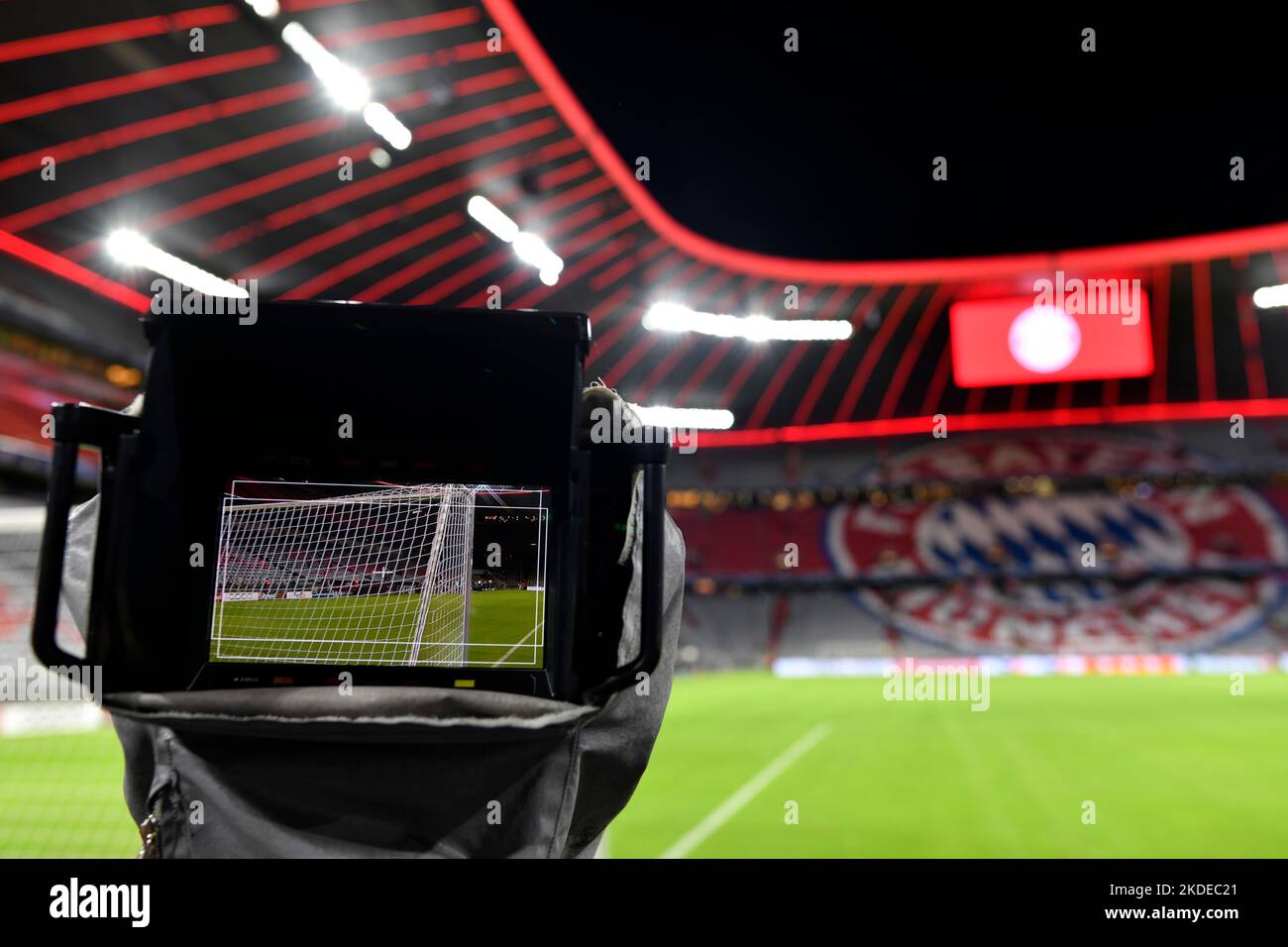 Übersicht Interieur Allianz Arena, leer, Monitor mit Tor, Tornetz, TV-Kamera, Logo FC Bayern München, Anzeigetafel, München, Bayern, Deutschland Stockfoto