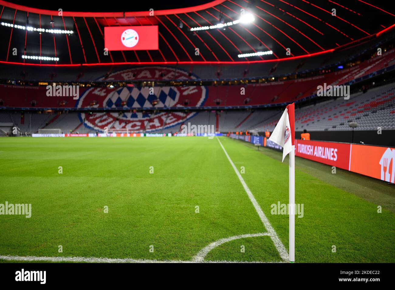 Übersicht Interieur Allianz Arena, leer, Eckflagge mit Logo FC Bayern München, Anzeigetafel, München, Bayern, Deutschland Stockfoto
