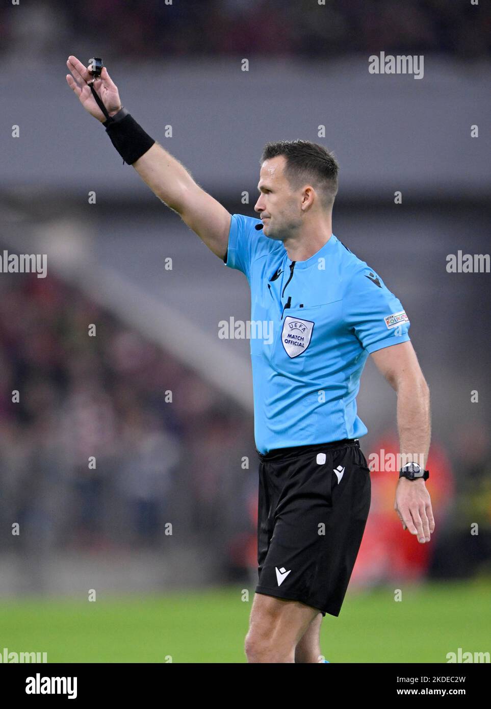 Schiedsrichter Schiedsrichter Ivan Kruzliak, Geste, Gesten, Champions League, Allianz Arena, München, Bayern, Deutschland Stockfoto