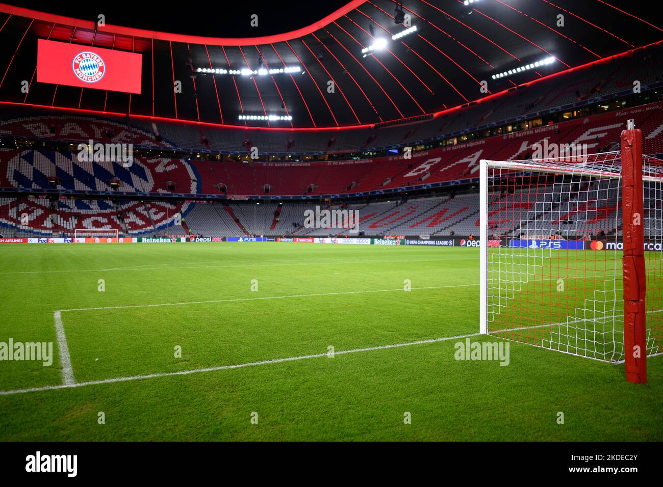 Übersicht Interior Allianz Arena, leer, FC Bayern München Logo, Anzeigetafel, München, Bayern, Deutschland Stockfoto