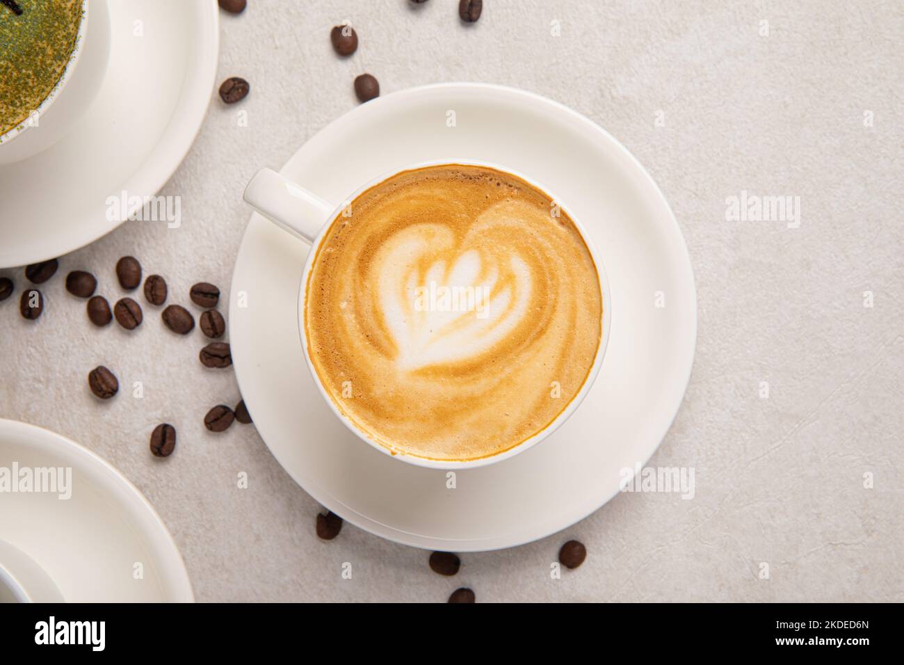 Tasse Cappuccino auf dem weißen Tisch Stockfoto