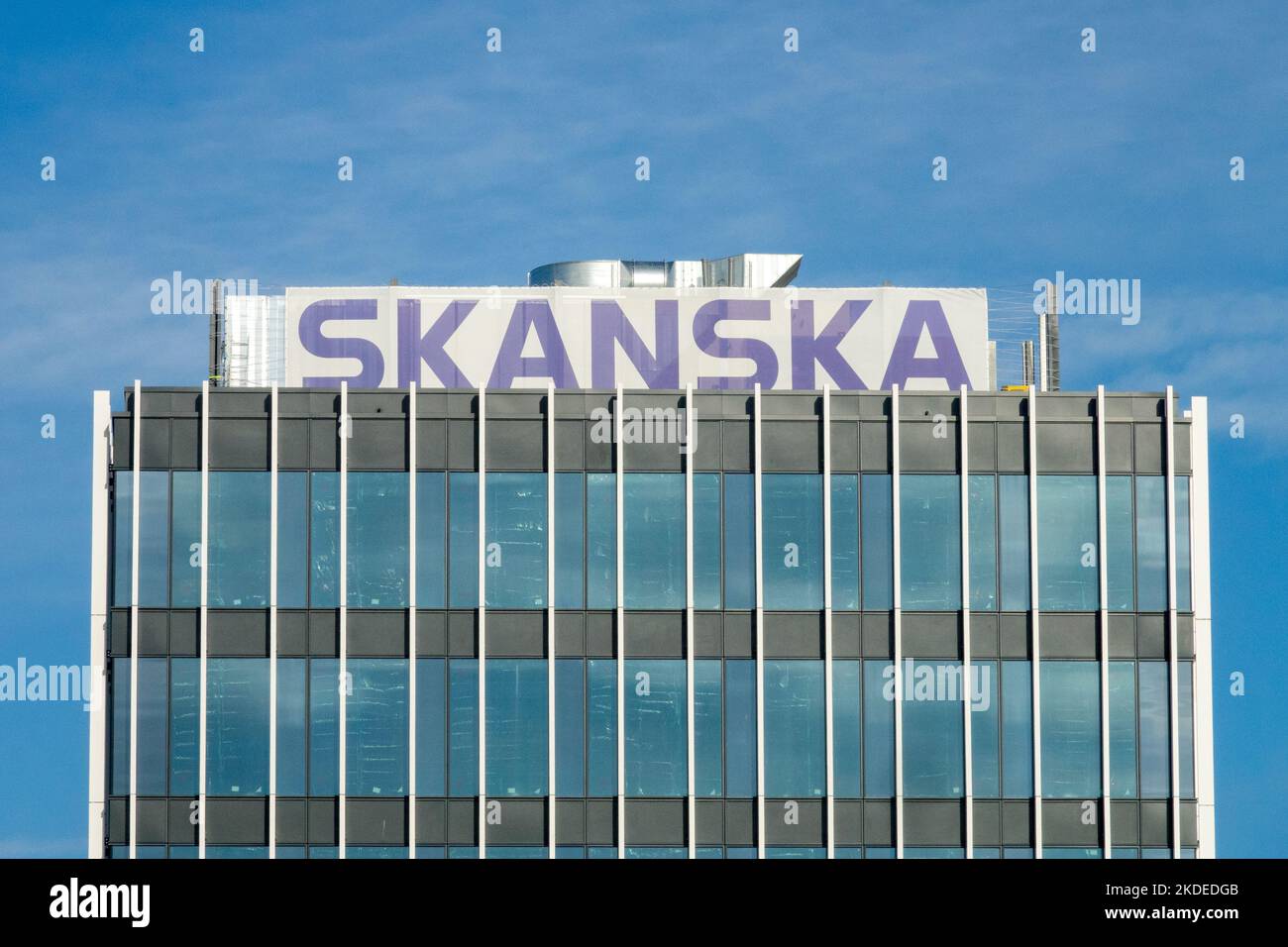 Skanska-Logo auf dem Gebäude Stockfoto