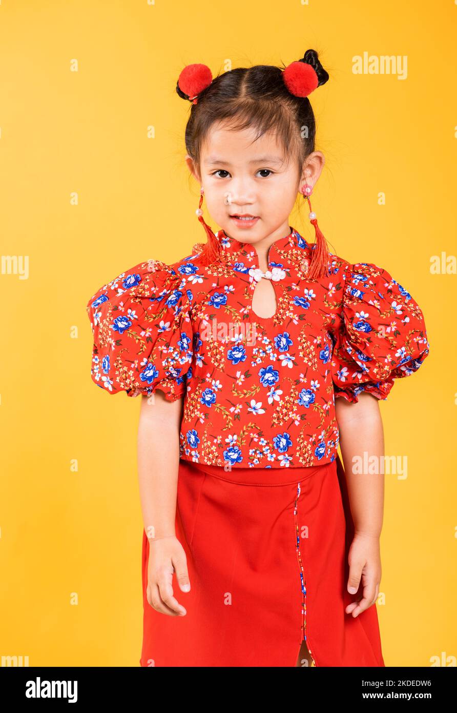 Glücklich asiatische chinesische kleine Mädchen lächeln trägt rote cheongsam Stockfoto