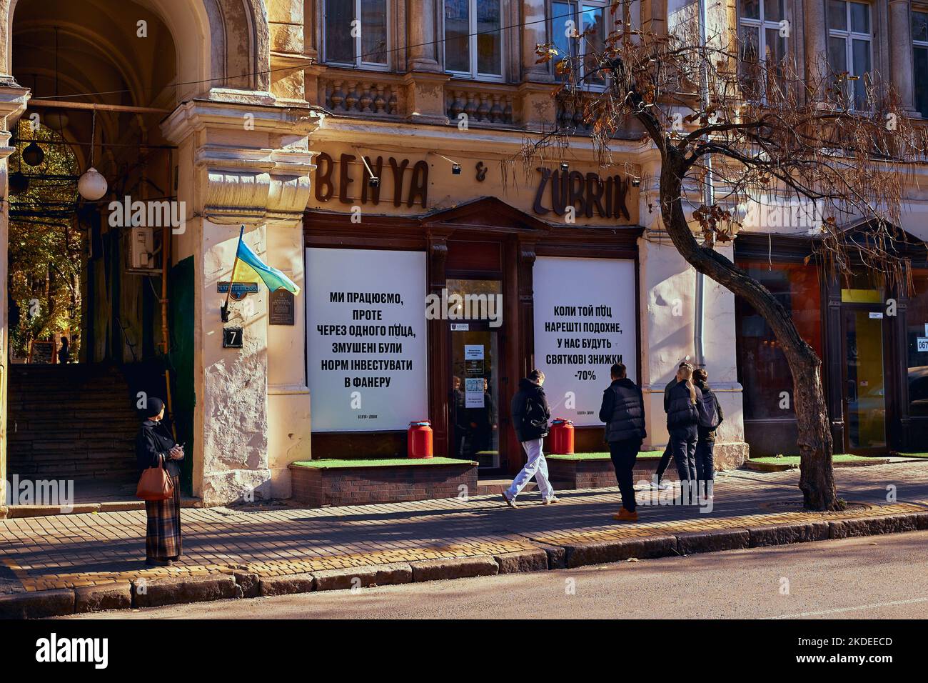 Dekoration von Stadtgeschäften während des Krieges. Odessa, Ukraine. Stockfoto