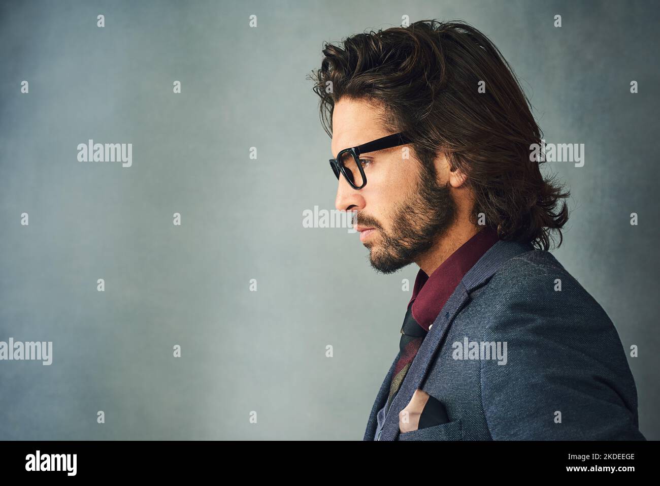 HES ein Profil des Stils. Studio-Profilaufnahme eines stilvoll gekleideten, hübschen jungen Mannes mit Brille. Stockfoto