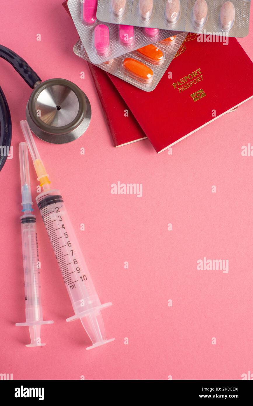 Medizinischer Tourismus oder Reiseversicherung Konzept auf rosa Hintergrund. Stockfoto