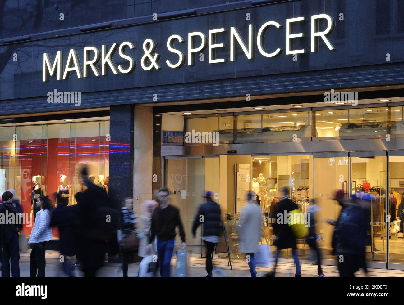 Aktenfoto vom 07/11/21 von einem Marks and Spencer-Geschäft in der Oxford Street in London. Eine der größten britischen High-Street-Marken wird zeigen, wie sich die steigenden Lebenshaltungskosten im Vorfeld von Weihnachten auf die Kunden auswirken, da sie die Anleger nächste Woche informiert. Ausgabedatum: Sonntag, 6. November 2022. Stockfoto