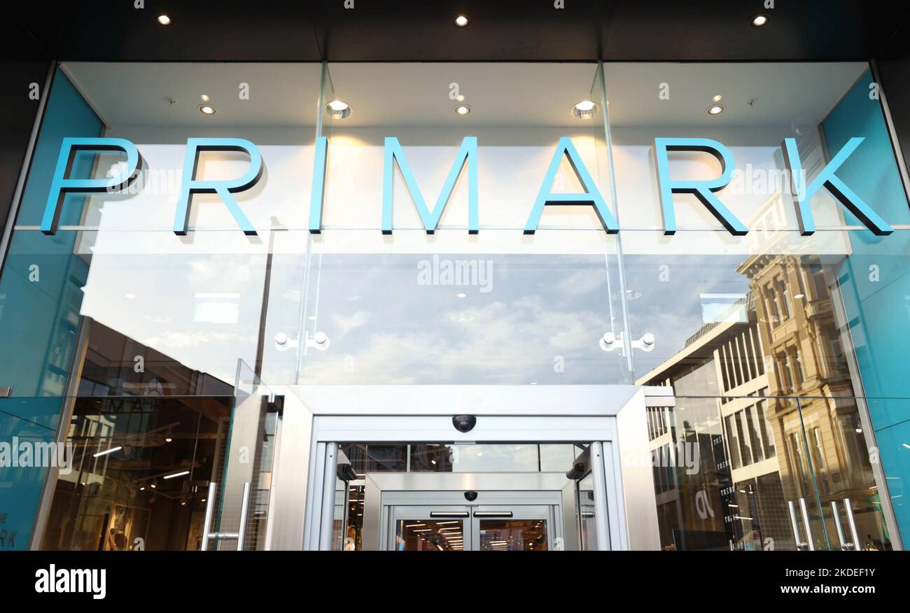 Aktenfoto vom 01/11/22 eines Primark-Ladens. Eine der größten britischen High-Street-Marken wird zeigen, wie sich die steigenden Lebenshaltungskosten im Vorfeld von Weihnachten auf die Kunden auswirken, da sie die Anleger nächste Woche informiert. Das Mutterunternehmen Associated British Foods von Primark hat in diesem Jahr einen Aktienverfall erlebt, da steigende Kosten und der Druck auf die Haushalte ihre finanzielle Leistung beeinträchtigen. Ausgabedatum: Sonntag, 6. November 2022. Stockfoto
