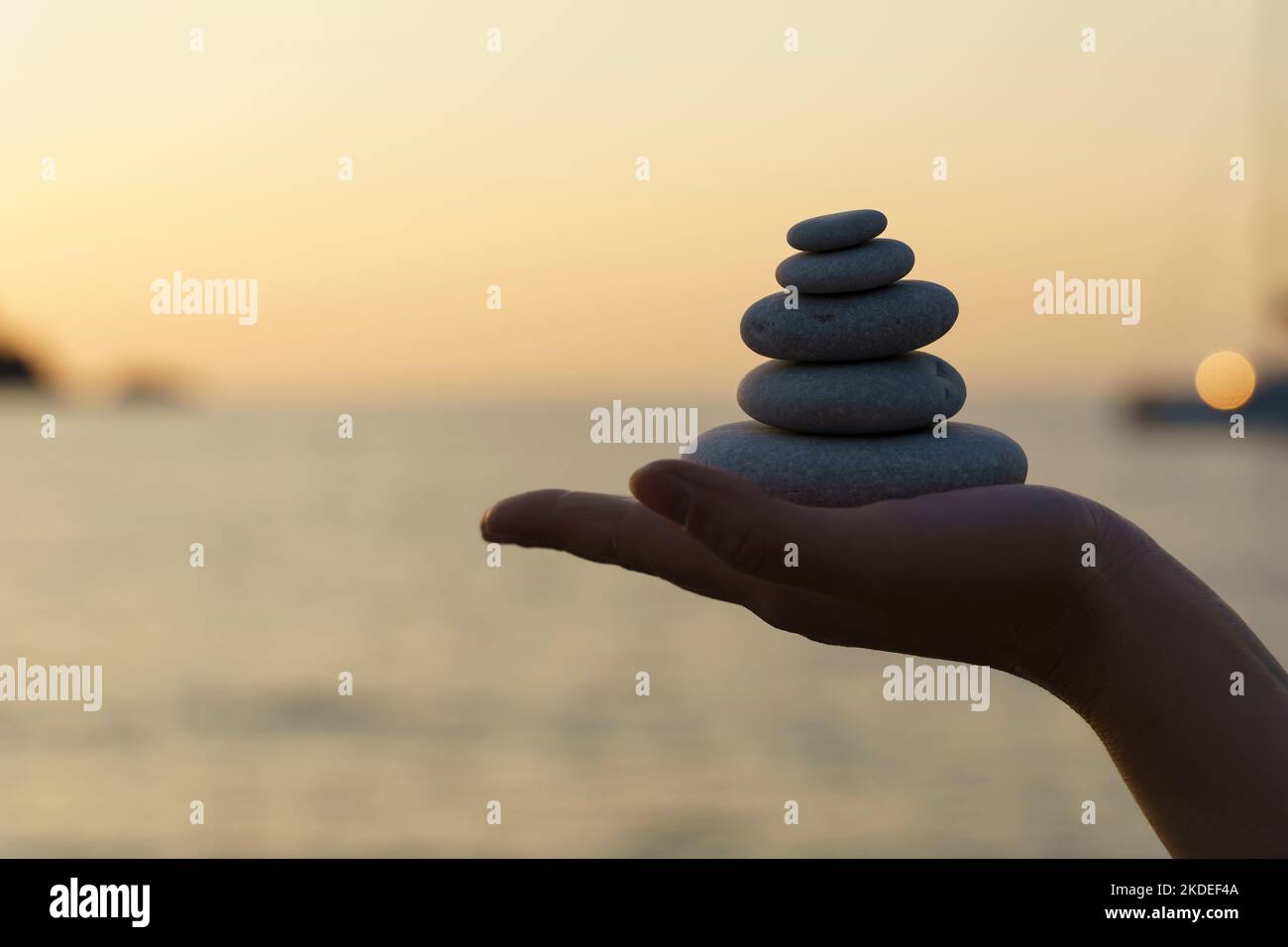 Zen-Steine Hintergrund. Turm aus Steinen am Meeresstrand an einem Sommerabend. Meditation, Ruhe, Frieden, Konzept der psychischen Gesundheit. Hochwertige Fotos Stockfoto