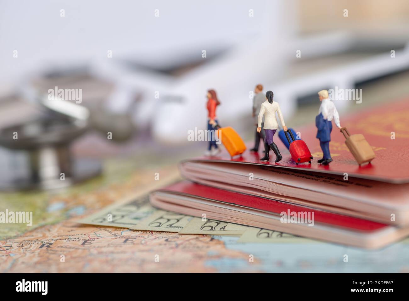 Miniaturpassagierkonzept von Menschen, die ins Ausland reisen - Versicherung oder Medizintourismus-Konzept. Stockfoto