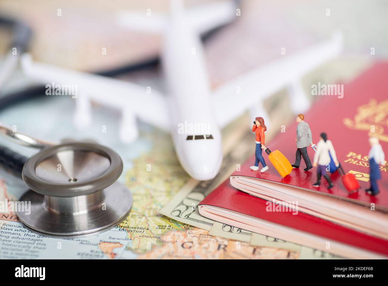 Miniaturpassagierkonzept von Menschen, die ins Ausland reisen - Versicherung oder Medizintourismus-Konzept. Stockfoto