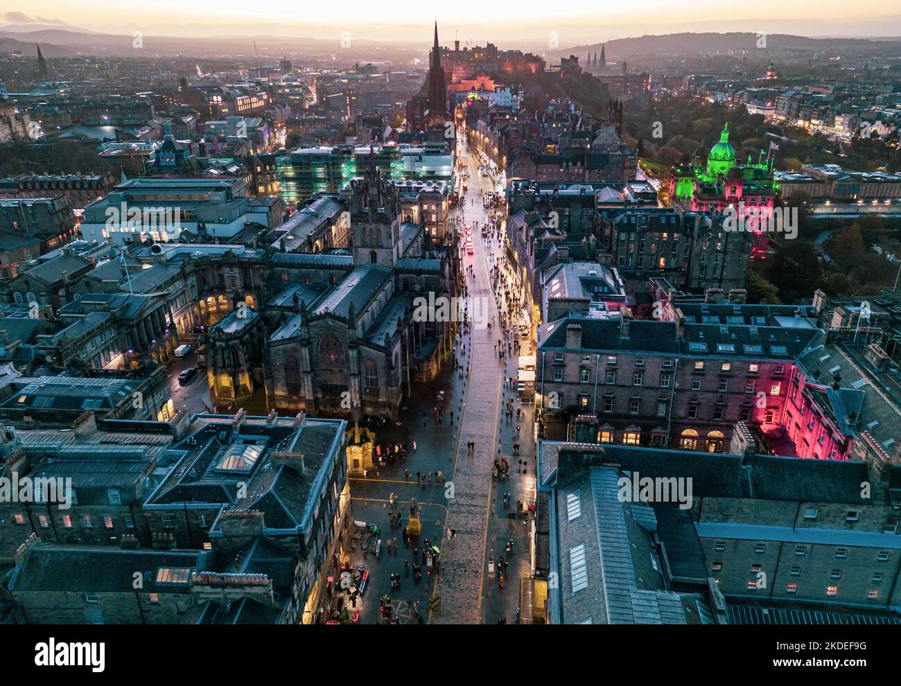 Luftaufnahme in der Dämmerung der Royal Mile oder High Street in der Altstadt von Edinburgh, Schottland, Großbritannien Stockfoto