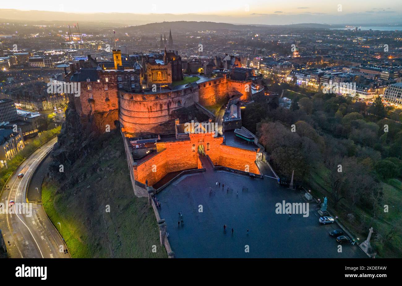 Luftaufnahme in der Dämmerung des Edinburgh Castle in rot beleuchtet, Edinburgh, Schottland, Großbritannien Stockfoto