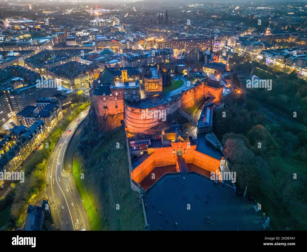 Luftaufnahme in der Dämmerung des Edinburgh Castle in rot beleuchtet, Edinburgh, Schottland, Großbritannien Stockfoto