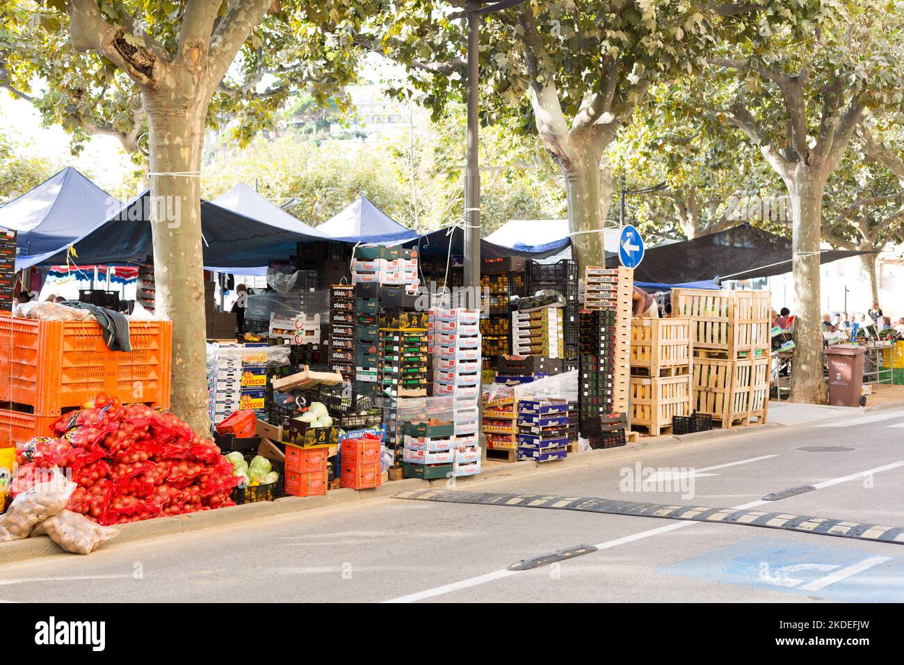 Wochenmarkt in einem Dorf an der katalanischen Costa Brava, insbesondere Sant Feliu de Gixols Stockfoto