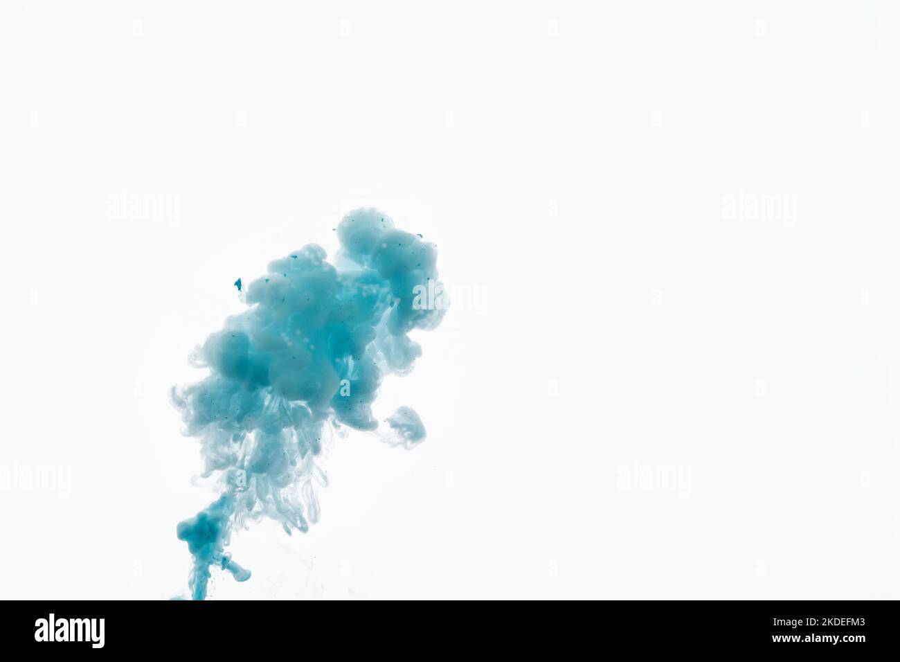 Hintergrund, Textur. Wolken von blauem Rauch auf weißem Hintergrund Stockfoto