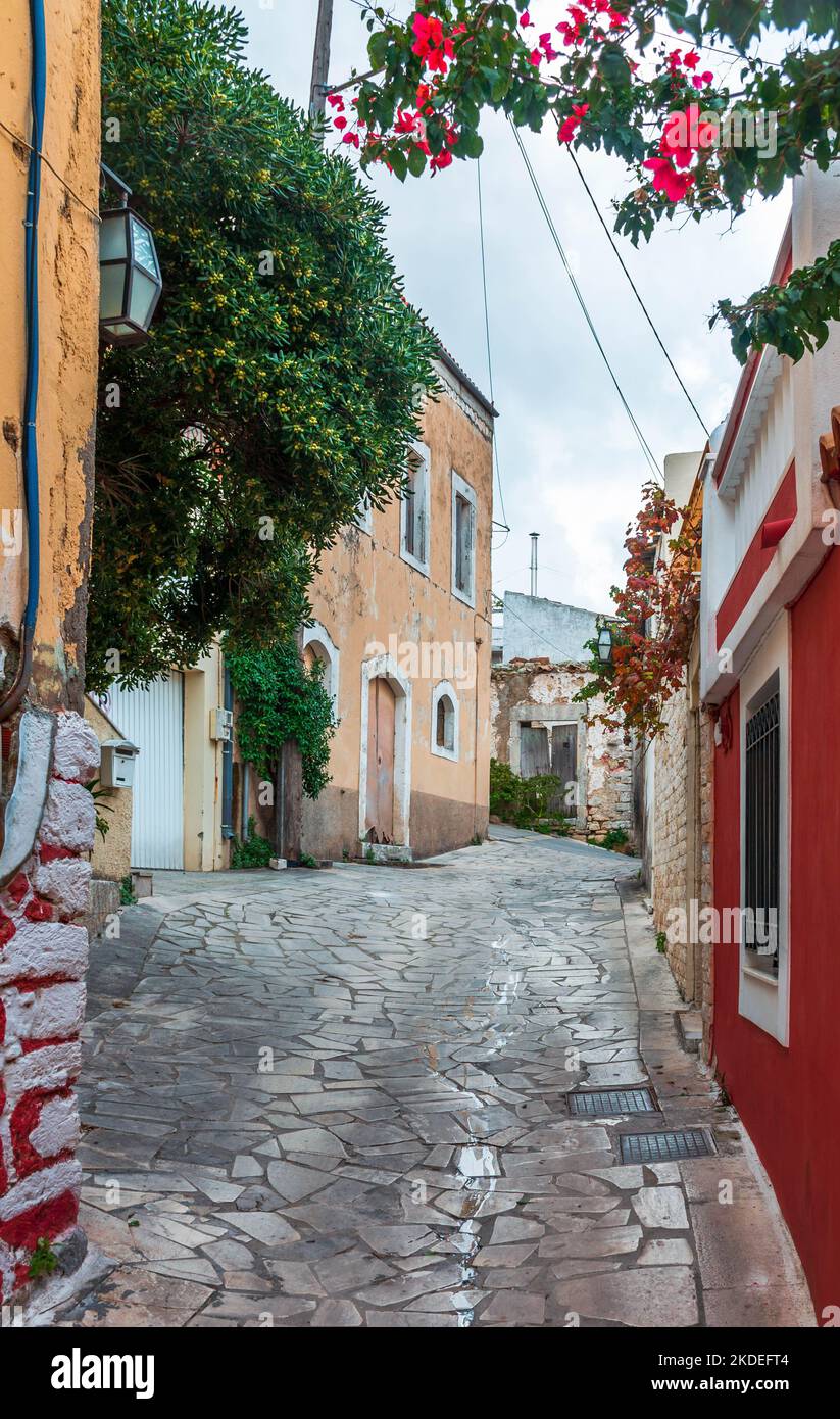 Schöne Gasse mit bunten Gebäuden in Archanes. Stockfoto