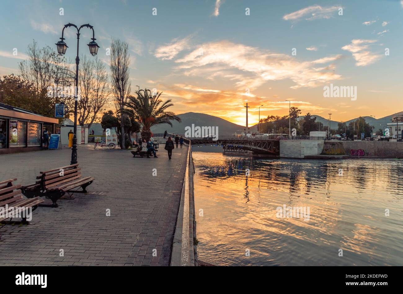 Die Stadt Chalkida bei Sonnenuntergang.eine der schönsten Städte Griechenlands. Stockfoto
