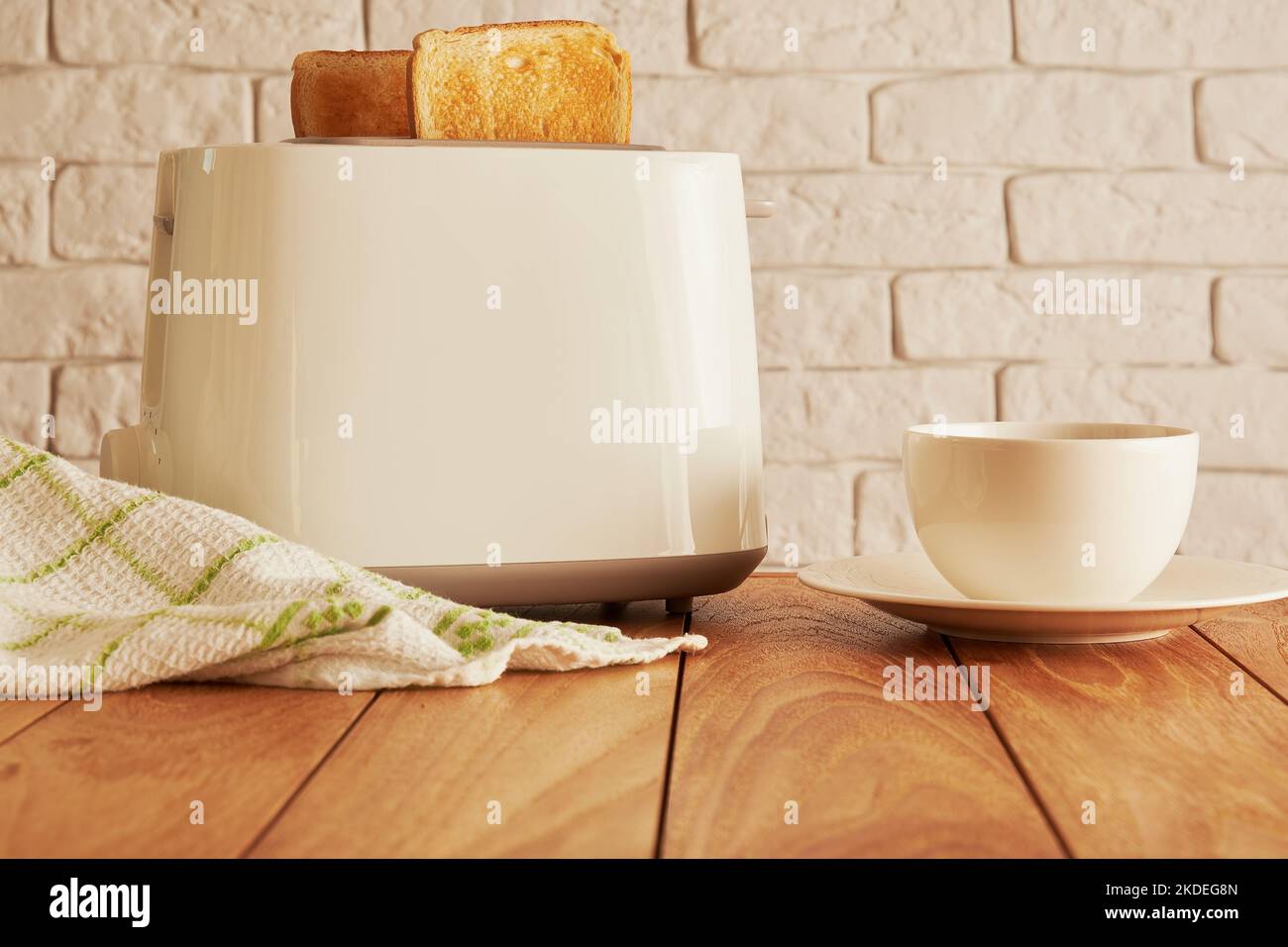 Frisches Frühstück in der Küche. Brot aus dem Toaster und Kaffeetasse. Kochen und Haushaltswaren Technologien Hintergründe Stockfoto