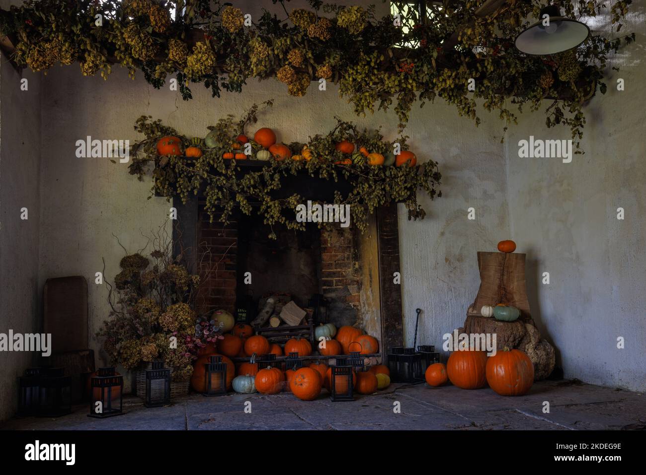 Kleine Halloween-geschmückte Grotte in Stourhead Gardens, Wiltshire, Großbritannien Stockfoto