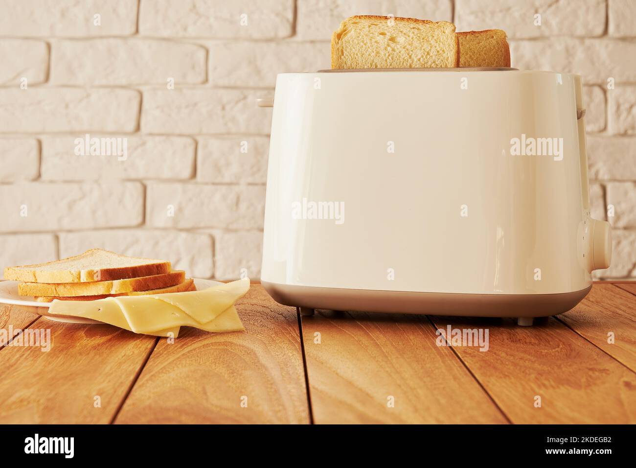 Zum Frühstück gab es frische Brotscheiben und Käse und Toast. Kochen und Haushaltswaren Technologien Hintergründe Stockfoto