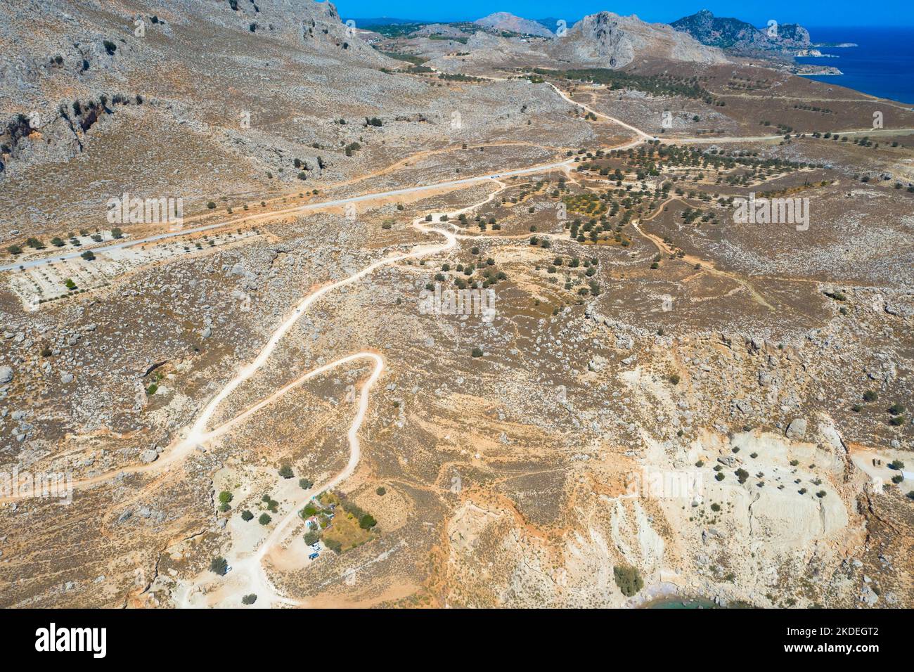 Spektakuläre Luftaufnahme mit Serpentinen-Off-Road-Strecke zum Gipfel des Attavyros-Berges. Höchster Berg auf der Insel Rhodos, Griechenland. Stockfoto