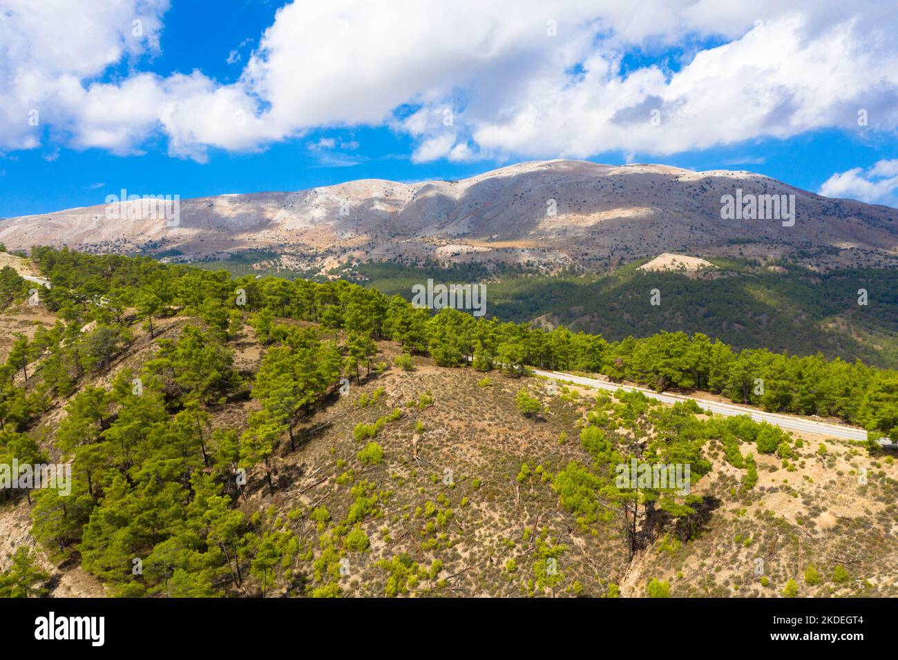 Spektakuläre Luftaufnahme auf den Gipfel des Attavyros-Berges. Höchster Berg auf der Insel Rhodos, Griechenland. Stockfoto