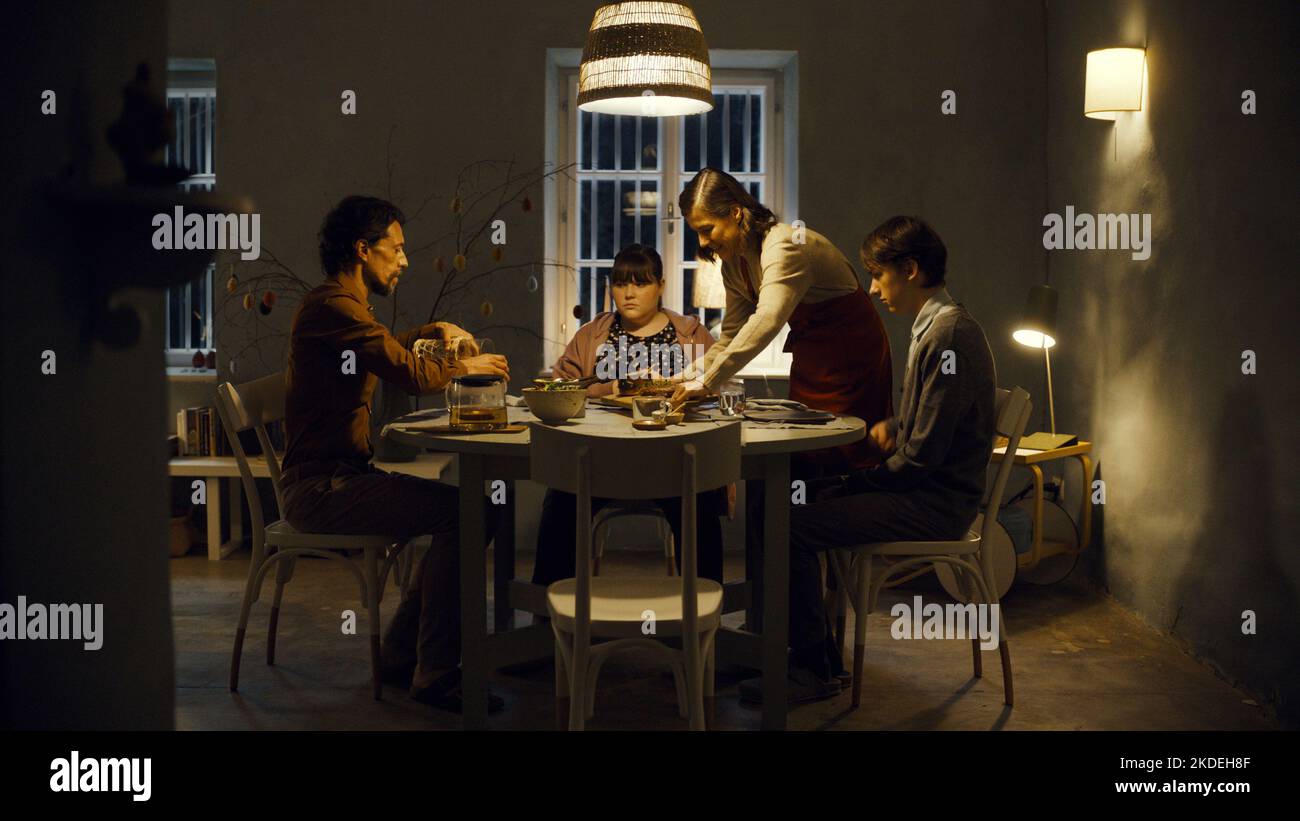 PIA HIERZEGGER, NINA KATLEIN, ALEXANDER SLADEK UND MICHAEL PINK BEIM FAMILIENESSEN (2022), REGIE: PETER HENGL. Bild: Capra Film / Film AG Produktion / Album Stockfoto