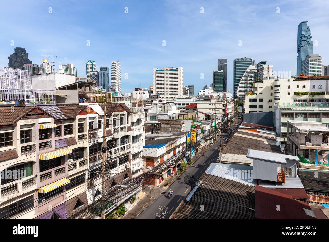 Blick auf die Straße im Sathon District, mit dem King Power Mahanakhon Turm und dem Saint Louis Krankenhaus im Hintergrund, Bangkok Stockfoto