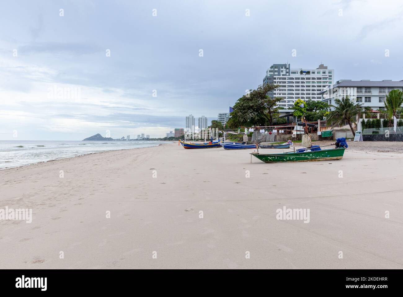 Leerer Strand in der Nebensaison im Hua hin, Thailand Stockfoto