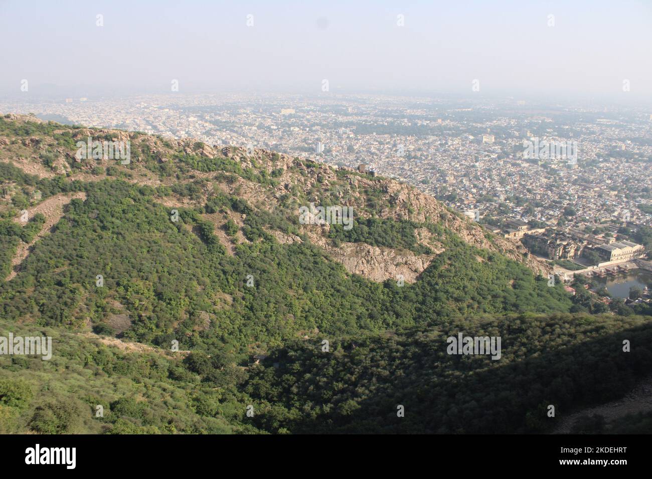 Panoramablick auf die wunderschöne Landschaft Rumäniens. Sonniger Nachmittag. Wunderbare Frühlingslandschaft in den Bergen. Grasfeld und sanfte Hügel. Ländliche Szene Stockfoto