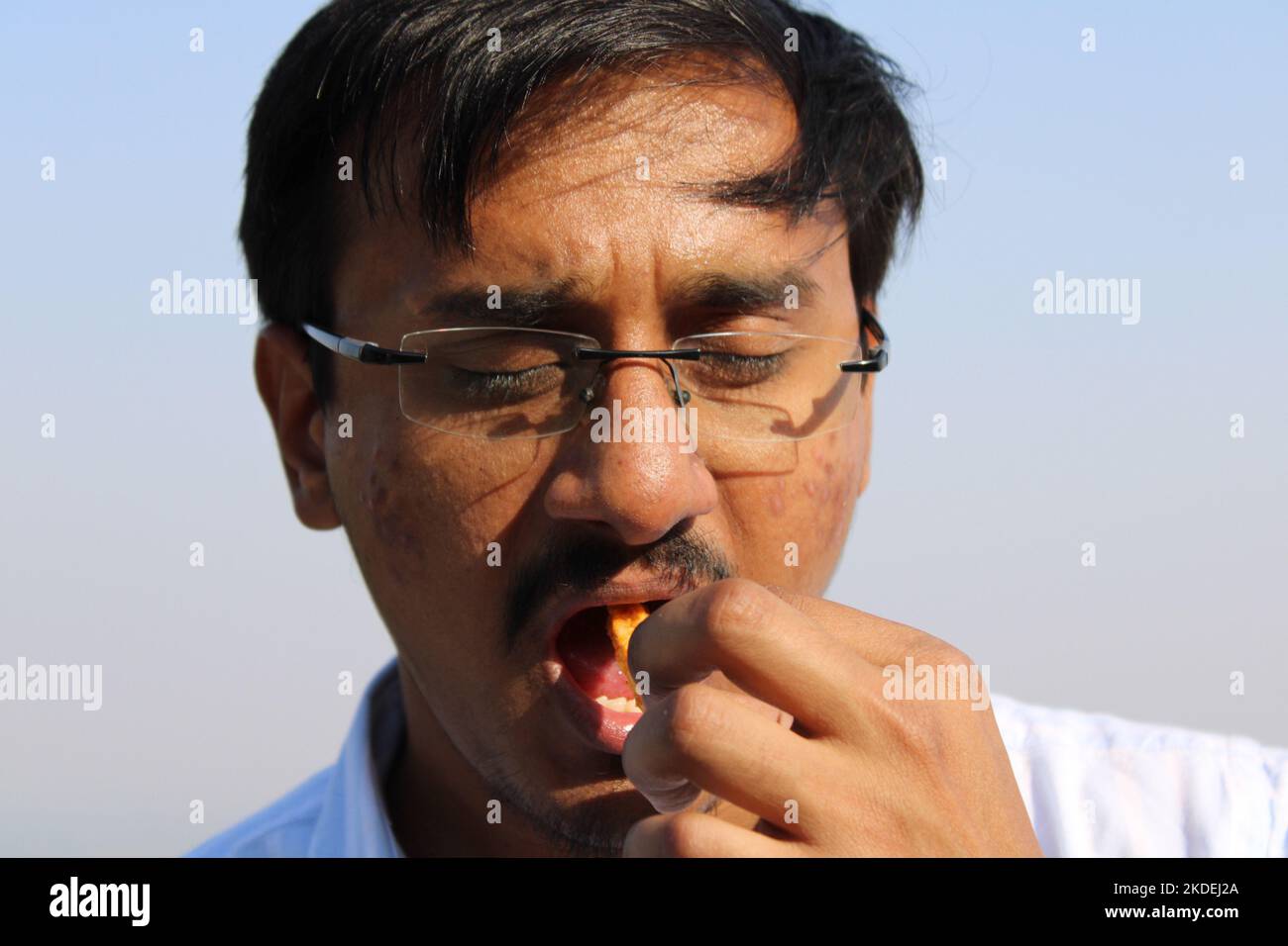 Junge indisch-asiatische Freunde genießen die Natur im Dschungel Stockfoto