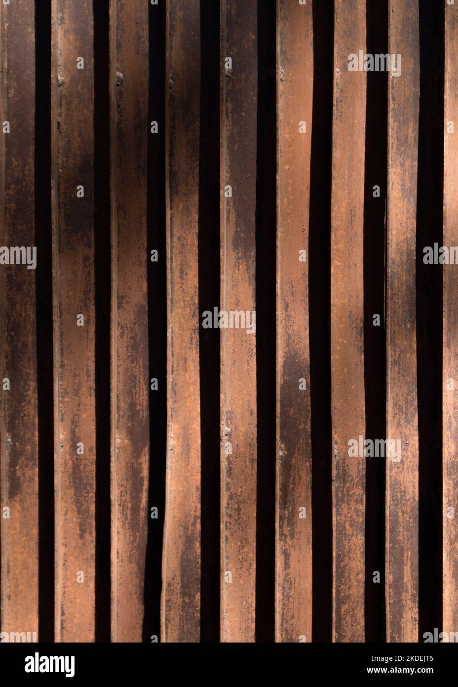 Hintergrund von rostigen Eisenstreifen. Nahaufnahme. Stockfoto Hintergrund von rostigen Eisenstreifen. Nahaufnahme. Stockfoto