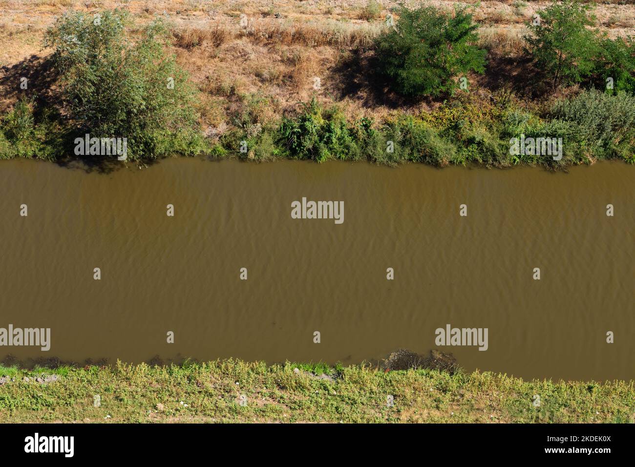 Schmutziger Fluss im Frühling aus der Vogelperspektive. Es kann als Hintergrund verwendet werden. Nahaufnahme. Stockfoto