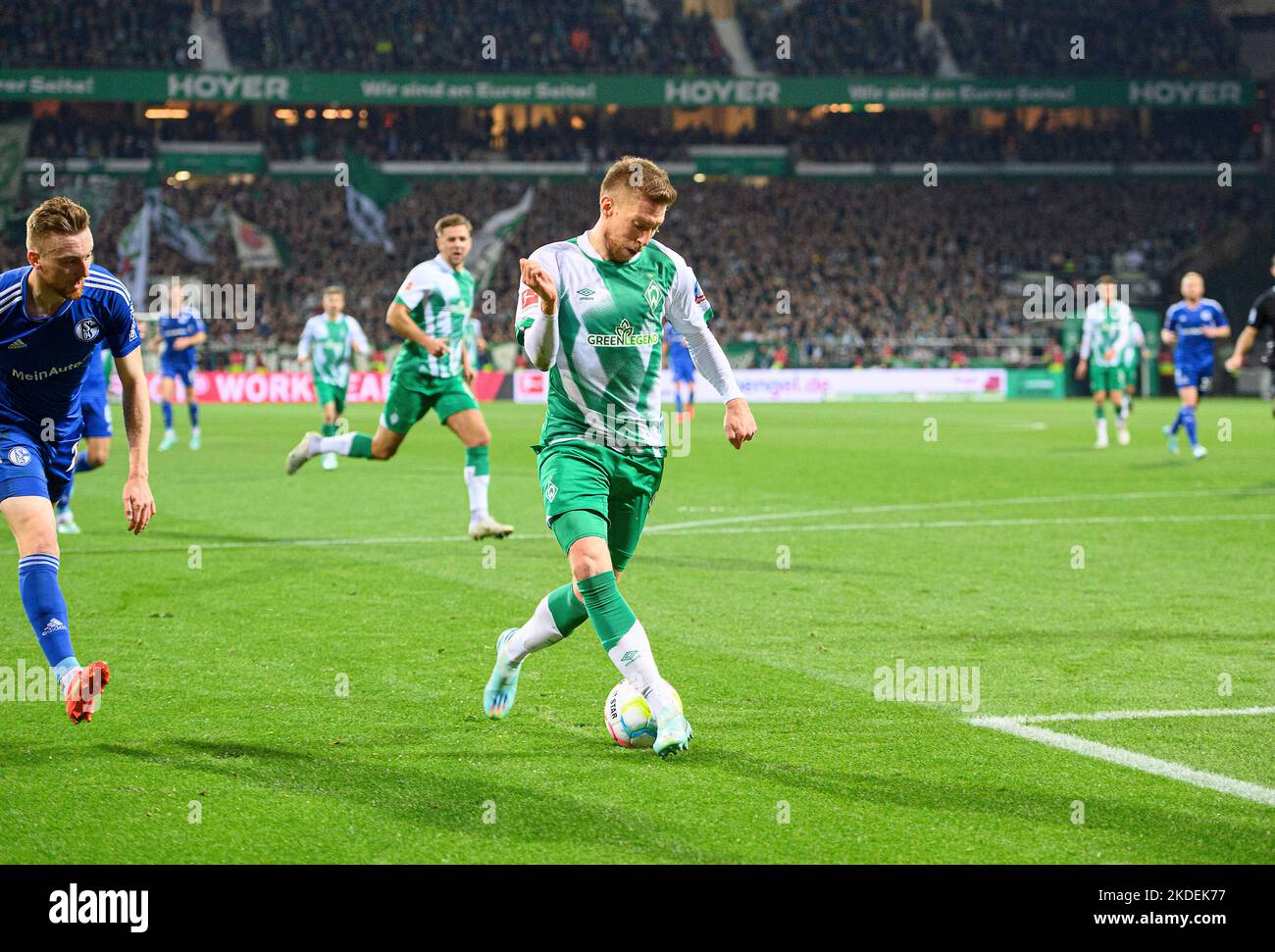 Mitchell WEISER (HB) Vorbereitung auf das Tor bis 1:0 durch Hacke, Aktion, l. Tobias MOHR (GE), hinter goalschuetze Niclas FUELLKRUG (Fullkrug) (HB) Fußball 1. Bundesliga, 13. Spieltag, SV Werder Bremen (HB) - FC Schalke 04 (GE) 2: 1, am 5.. November 2022 in Bremen/Deutschland . #Die DFL-Vorschriften verbieten die Verwendung von Fotos als Bildsequenzen und/oder quasi-Video # Stockfoto