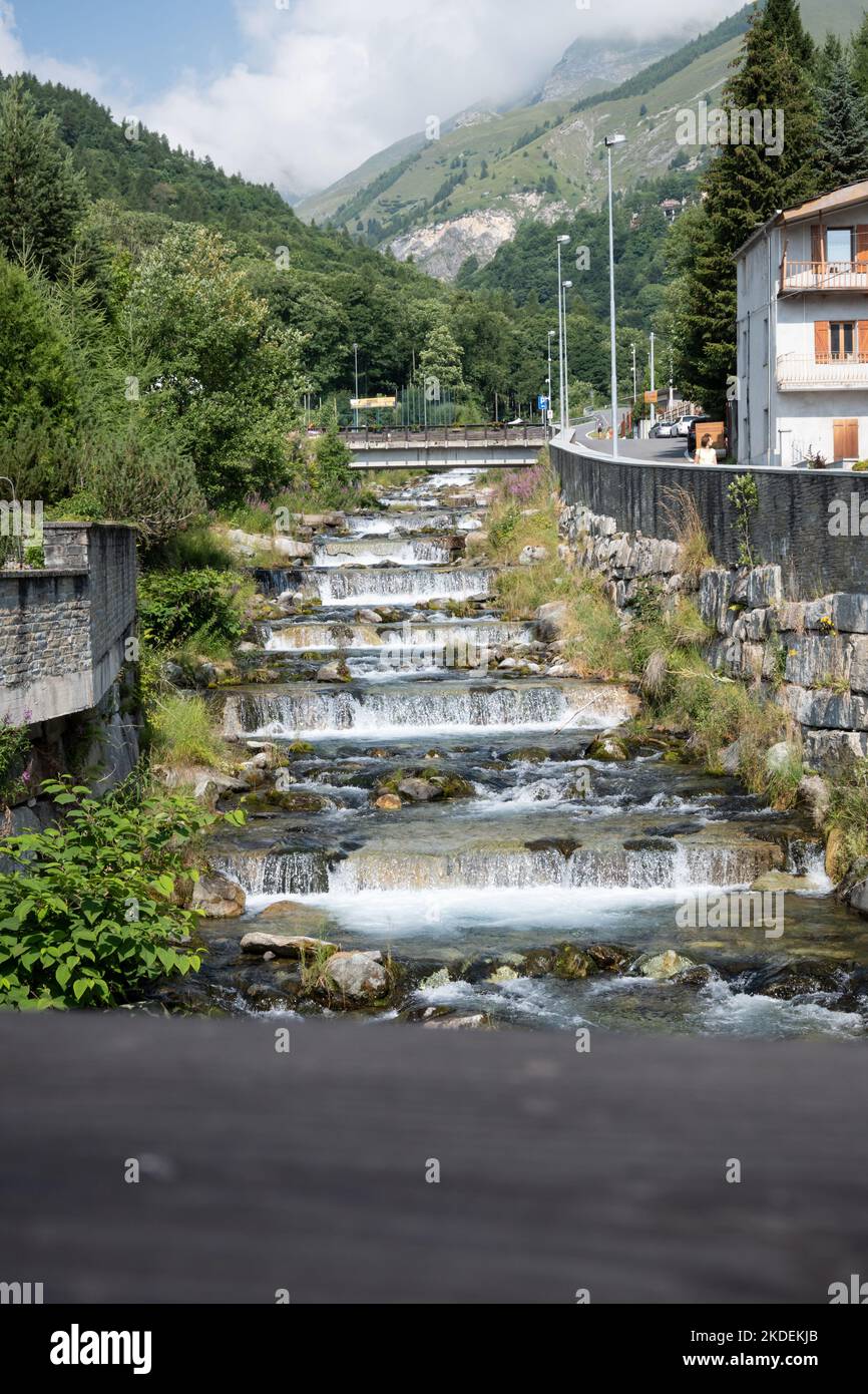 Crissolo-Juni 2022-Italien die kleine Stadt crissolo am Fuße des Monviso im Piemont. Stockfoto