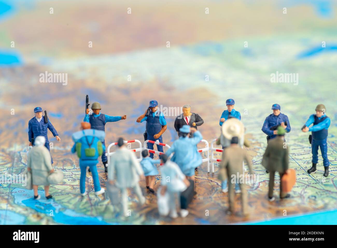 Miniaturspielzeug People Concept US-Grenzpatrouillen gegen eine Gruppe Von Migranten aus Mexiko Stockfoto