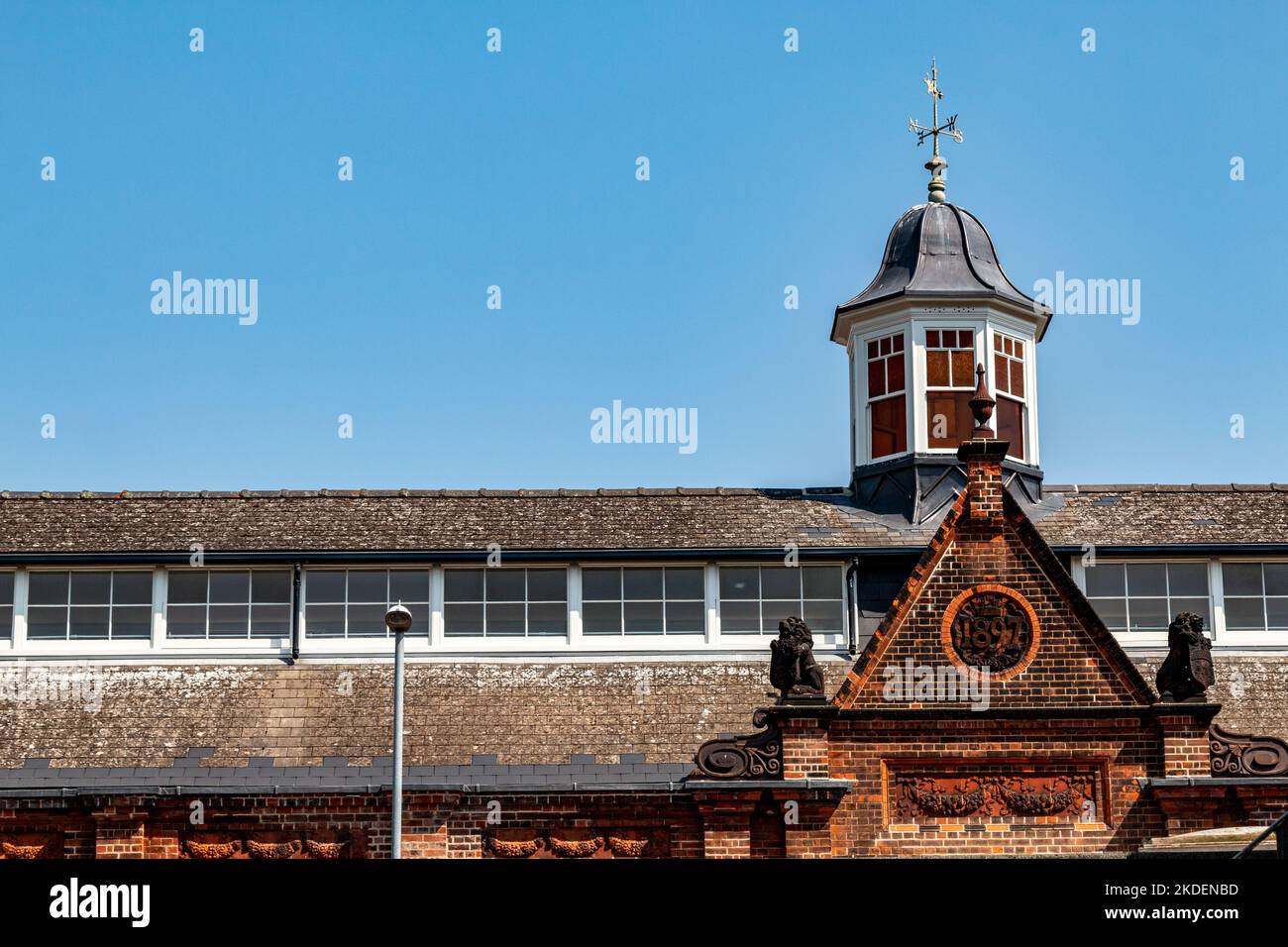 Eine Seitenansicht der Mill Road Library mit der Bernstein-Glaskuppel. Cambridge, Großbritannien Stockfoto