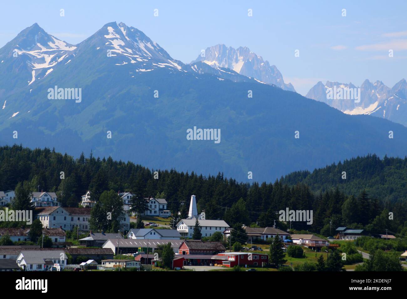 Blick auf Fort William H. Seward vom Chilkoot Inlet und die Berge im Hintergrund, Haines, Alaska, USA Stockfoto