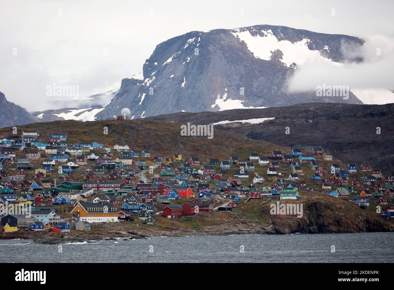 Blick auf die Küste von der kleinen Gemeinde Upernavik, Grönland, Dänemark Stockfoto