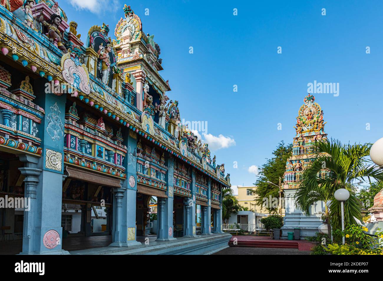 Kunstvolle Dekoration im Tamil Surya Oudaya Sangam Tempel, Grand Baie, Pamplemousses Bezirk, Mauritius Stockfoto