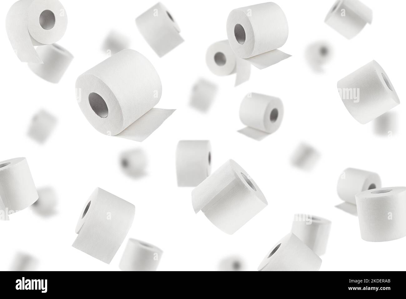Fallendes Toilettenpapier isoliert auf weißem Hintergrund, selektiver Fokus Stockfoto