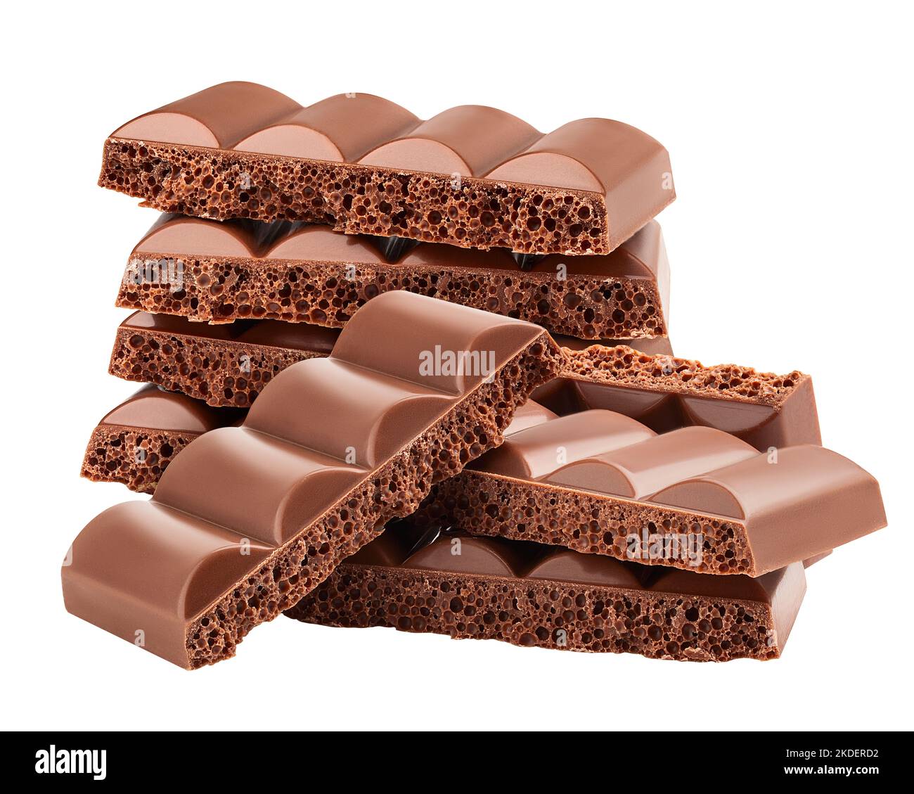 Poröse Schokoladenstücke, isoliert auf weißem Hintergrund, Schnittpfad, volle Schärfentiefe Stockfoto