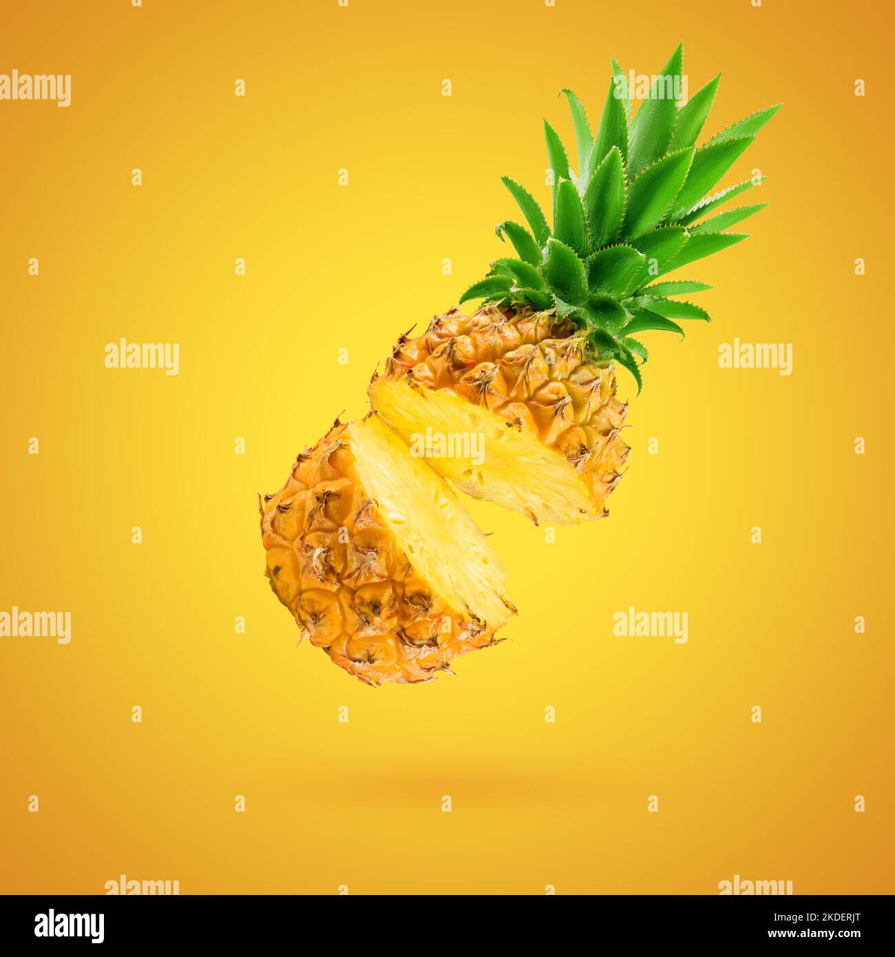 Ananas auf gelbem Hintergrund, Minimal kreatives Lebensmittelkonzept Stockfoto