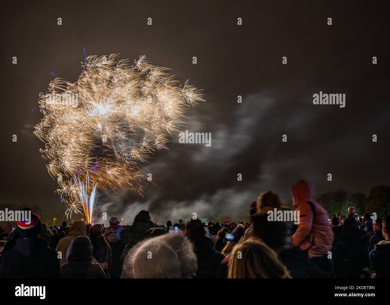 Menschenmassen beobachten das jährliche Feuerwerk von Bicester Round Table im Pingle Field, Bicester, Oxfordshire. Stockfoto