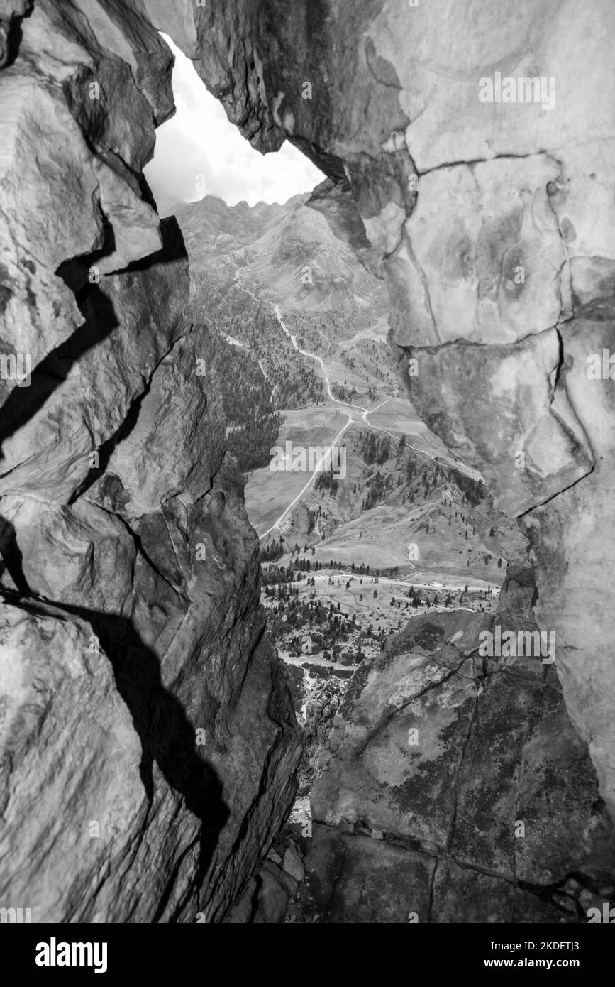 Blick aus einer Schlupfloch der im Ersten Weltkrieg erbauten Tunnel des Lagazuoi, die Dolomiten in Südtirol Stockfoto